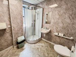 Shower room- click for photo gallery